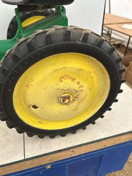 Vintage John Deere cast toy tractor -NEEDS SOME TLC, NO CHAIN