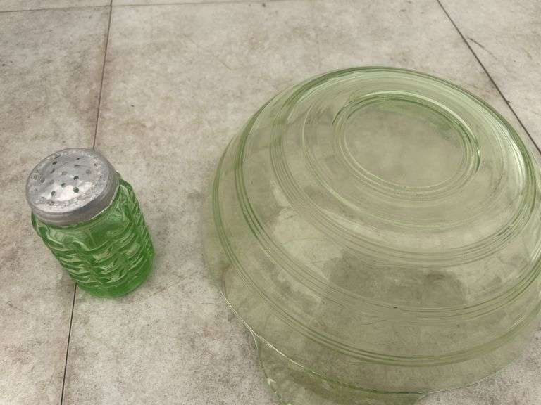 2 pieces of Uranium glass, glows under UV light