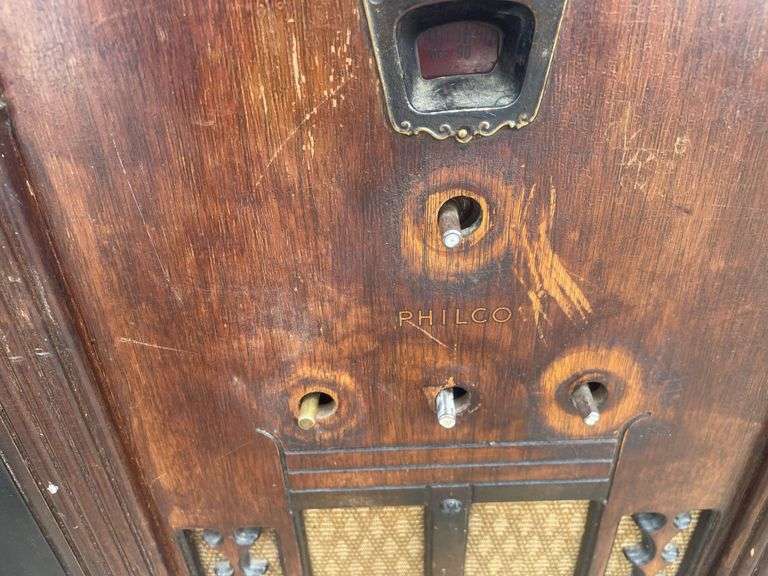 Vintage Philco radio cabinet, radio not complete