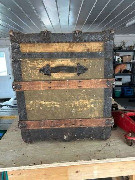 OFFSITE MELFORT: Antique Steamer Trunk