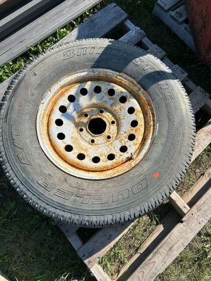 Bridgestone tire/rim P265/70R17