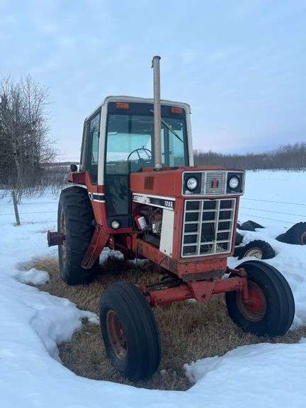 OFFSITE TISDALE: 1977 IHC 1086 tractor