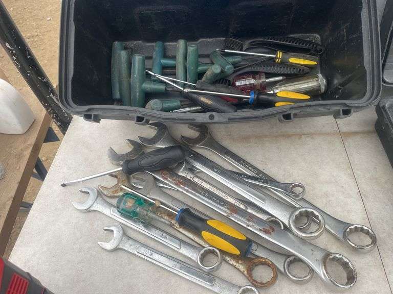 DeWalt recip saw -working - and a tool box with misc tools