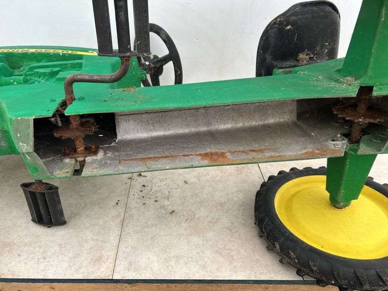 Vintage John Deere cast toy tractor -NEEDS SOME TLC, NO CHAIN