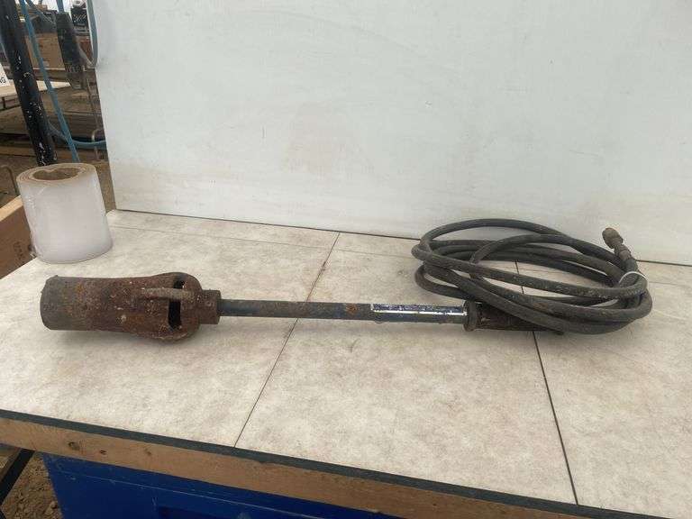 Tiger torch comes with cast-iron head, no regulator