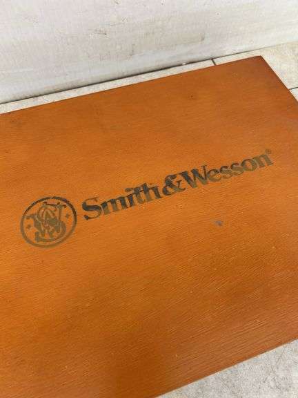 Smith & Wesson wood carving kit