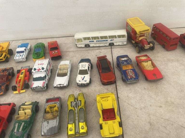 A number of 1:64 scale diecast models various makes