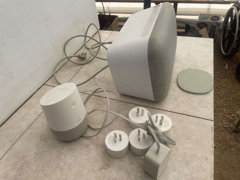 Google Home Max  System- comes with 4 outlet controlers - owner says working