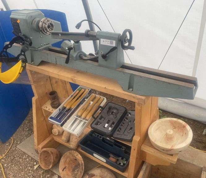 Delta 12" variable speed wood lathe, comes with tooling, face shield and sample bowls