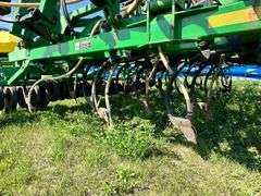2002 John Deere 1820 40 Air Seeder & 1910 Air Tank