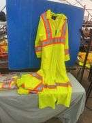 3 high-viz light weight coveralls size L, 2 Large high-viz surveyors vests