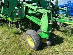2002 John Deere 1820 40 Air Seeder & 1910 Air Tank