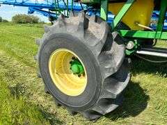 2002 John Deere 1820 40 Air Seeder & 1910 Air Tank