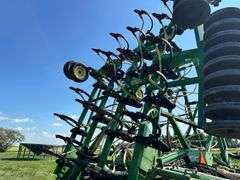 2002 John Deere 1820 40 Air Seeder & 1910 Air Tank