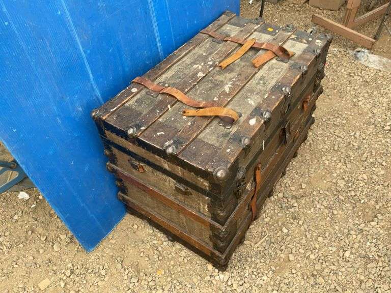 Vintage trunk. 18"x32"x21"H