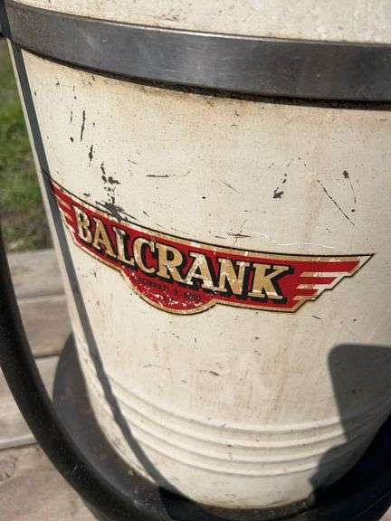 Manual oil dispenser