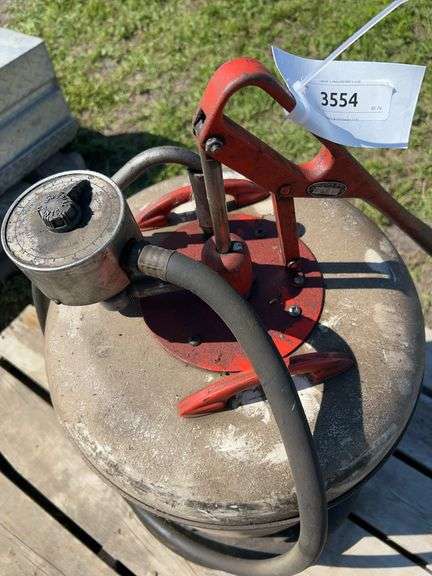 Manual oil dispenser