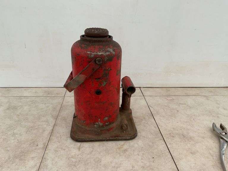 Believe to be 20 ton hydraulic jack, pumps up when tested