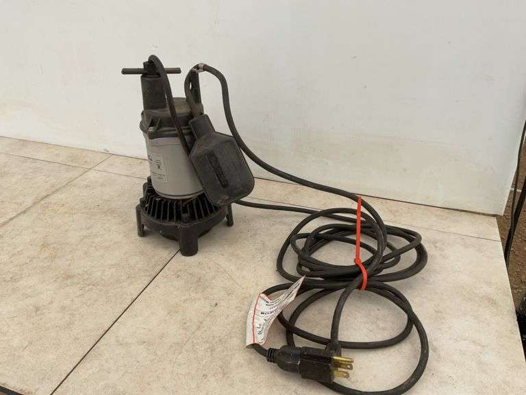 Working 1/3 hp submersible pump comes with float