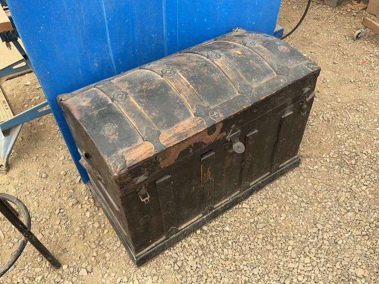 Vintage trunk, measures 34"Lx18"Dx19"H
