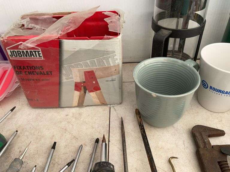 Plastic tote, quantity of screwdrivers, sawhorse brackets, miscellaneous measuring cups, ice cube tr