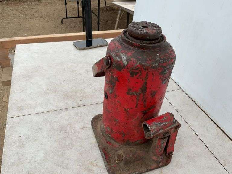 Believe to be 20 ton hydraulic jack, pumps up when tested