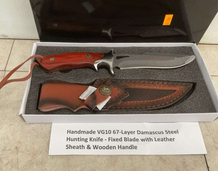 Unused 67 layer Damascus steel hunting knife comes with leather case