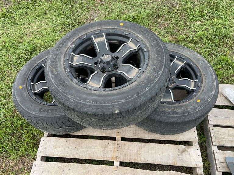 3 tires/rims 264/60R18 - rubber poor
