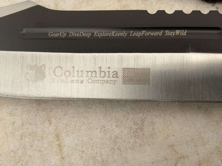 Columbia hunting knife comes with case
