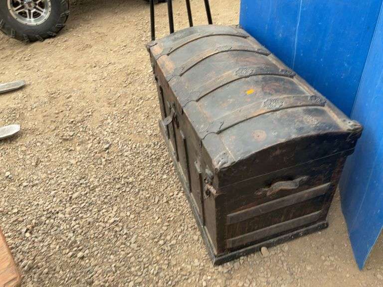 Vintage trunk, measures 34"Lx18"Dx19"H