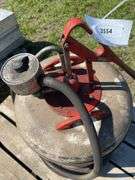 Manual oil dispenser