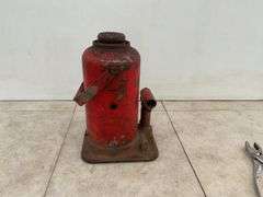 Believe to be 20 ton hydraulic jack, pumps up when tested