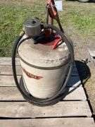 Manual oil dispenser