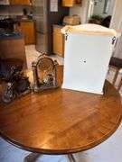 OFFSITE MELFORT: Cabinet bathroom (12x19x6.5 inches)2 mantel clocks