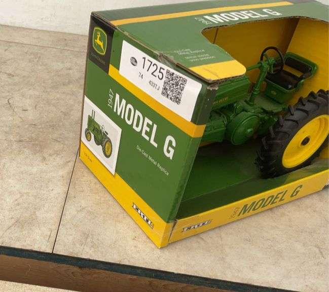 John Deere Model G - 1/16 scale - in original box