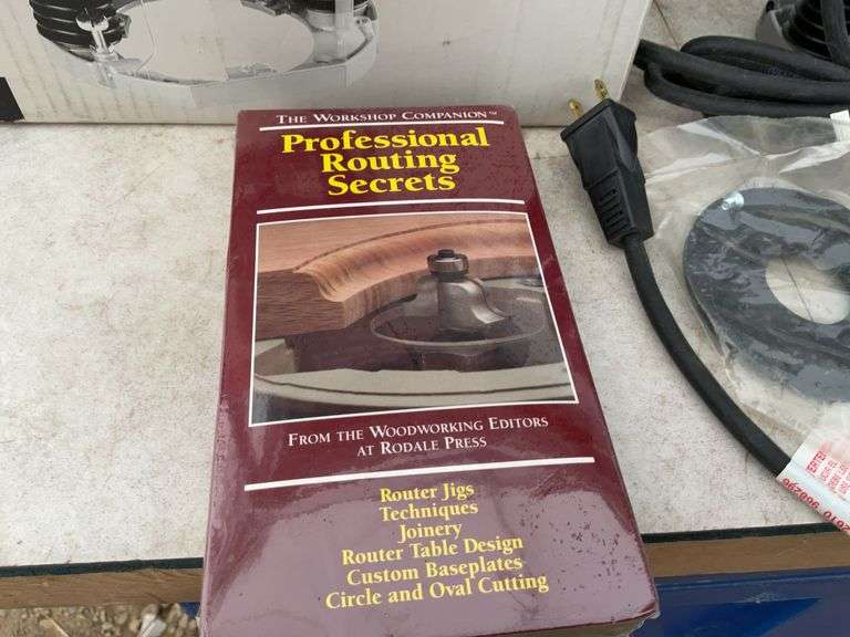 Unused skill 1 3/4 horsepower plunge router comes with Router jig and techniques video.