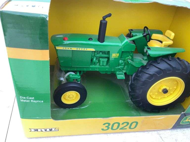 John Deere 3020 Trateor - 1/16 scale - in original box