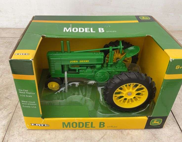John Deere Model B - 1/16 scale - in orginal box