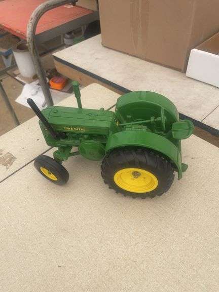 John Deere D. 1/16th scale no box
