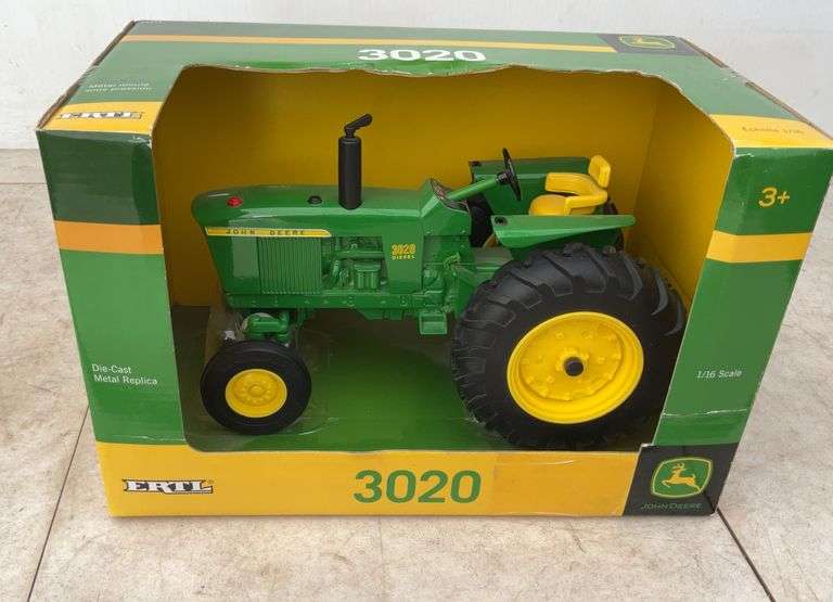 John Deere 3020 Trateor - 1/16 scale - in original box