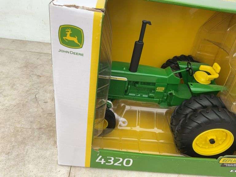 John Deere 4320 - 1/16 scale - in original box