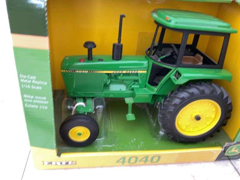 John Deere 4040 - 1/16 scale - in original box
