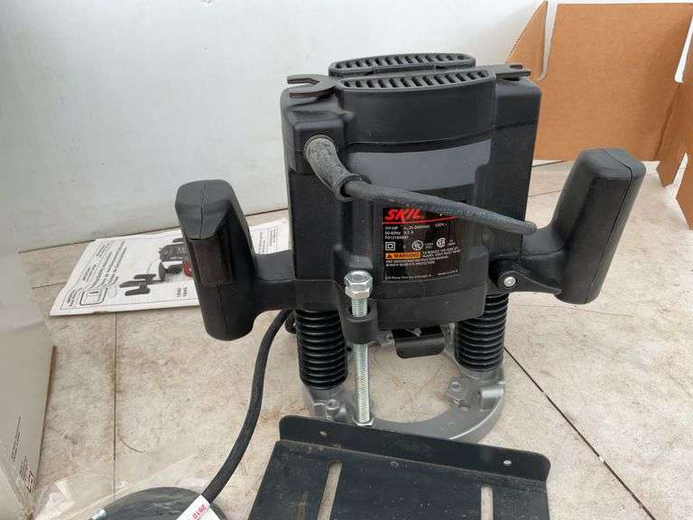 Unused skill 1 3/4 horsepower plunge router comes with Router jig and techniques video.