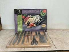 Unused 10 piece kitchen knife set comes with cutting board