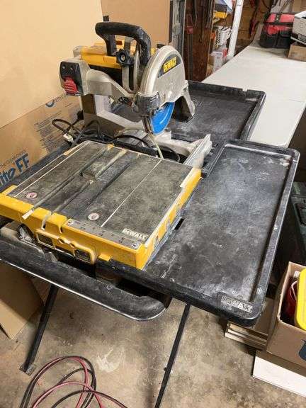 DeWalt tile saw on stand - works