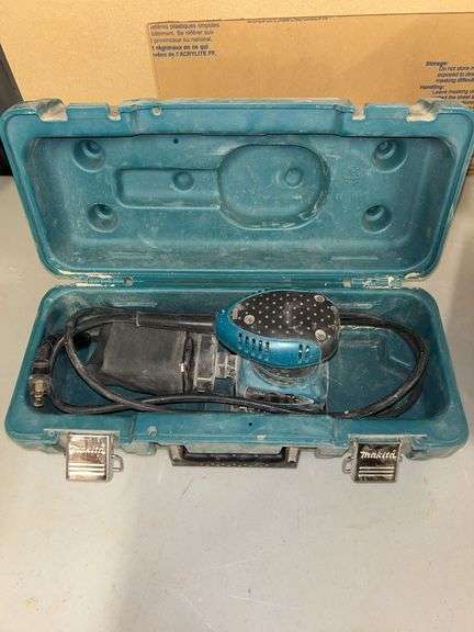 Makita palm sander in case