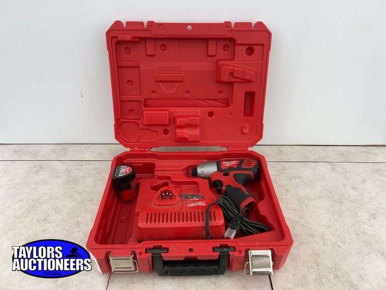 Milwaukee M12 1/4” hex impact driver c/w 1 battery, charger & case - works