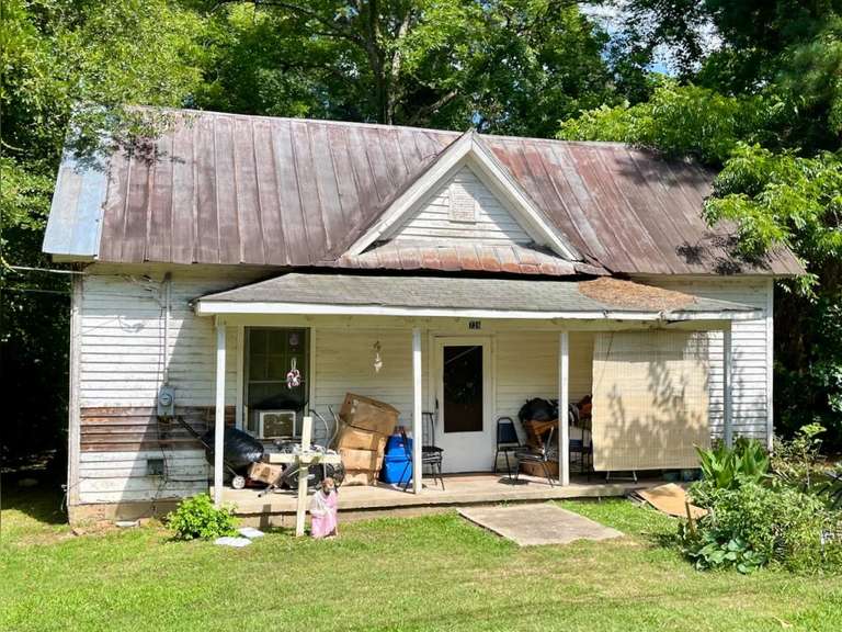 739 Sullivan St, Laurens, SC