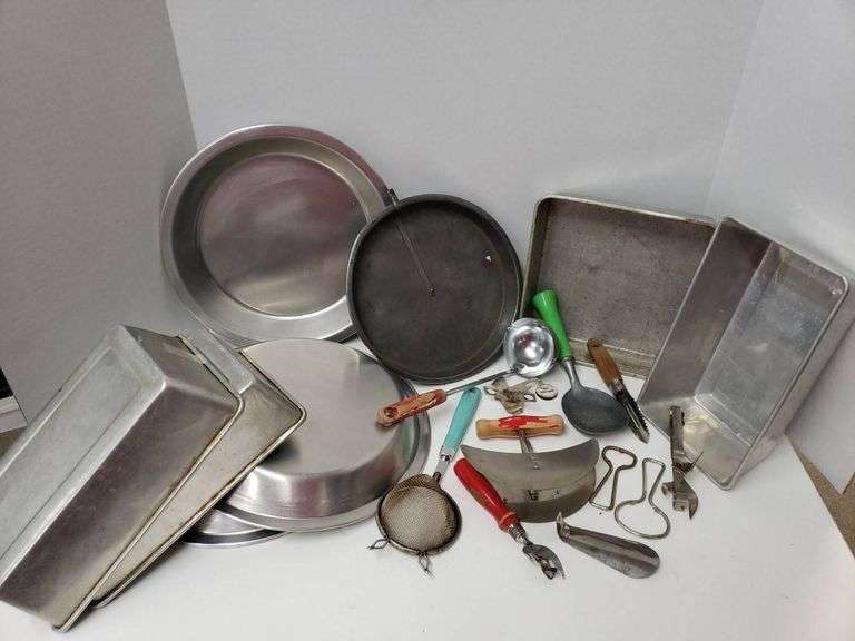 21 Piece Lot of Kitchen Utensils and Bakeware - Trice Auctions