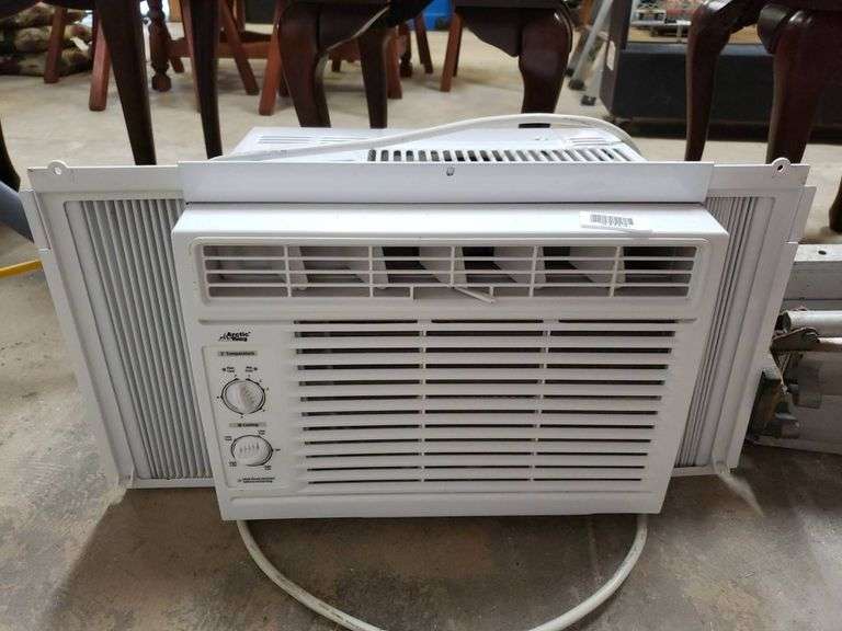 Window-Mounted Air Conditioning Unit with Adjustable Side Panels ...
